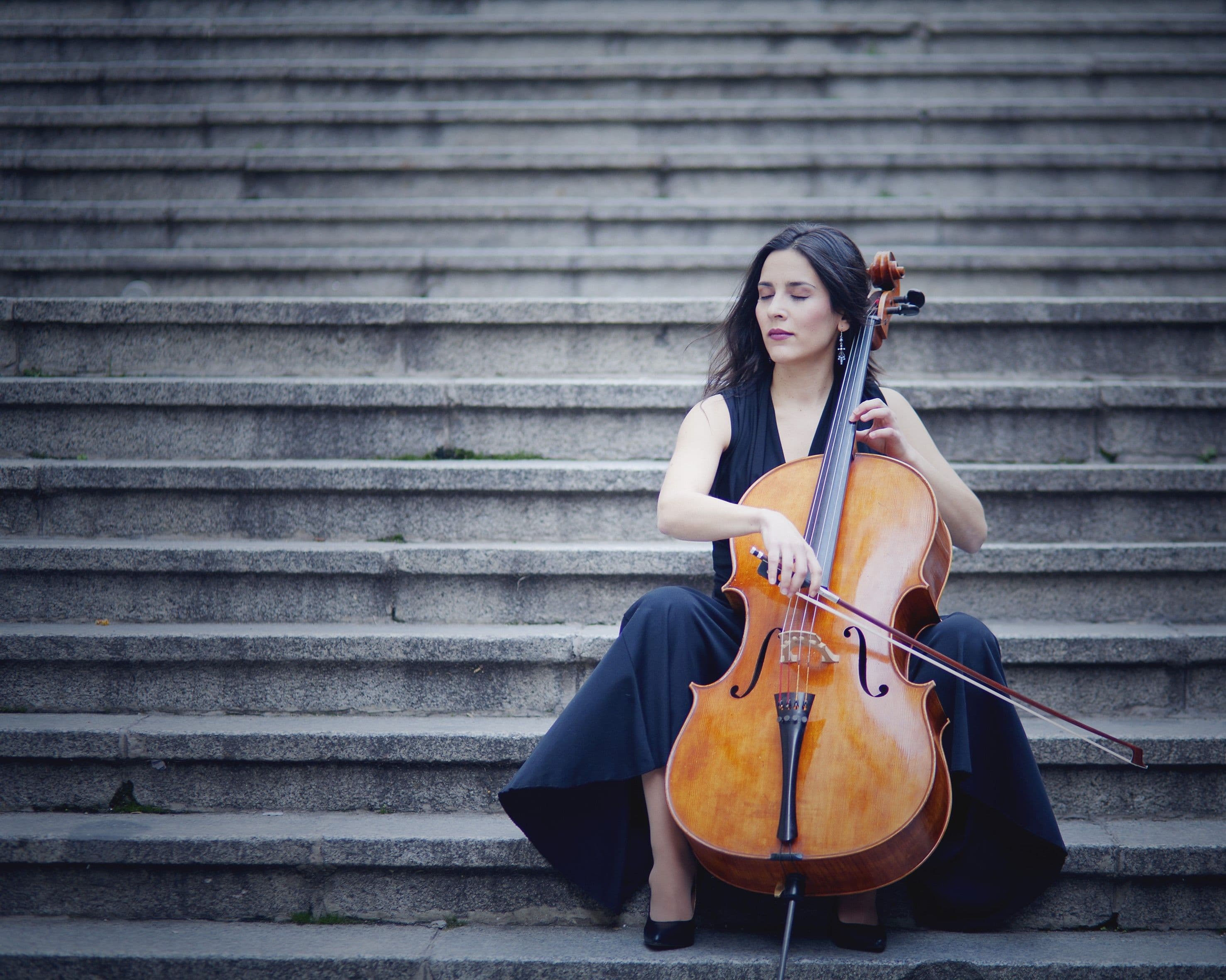 Iris Azquinezer (Violonchelo). “Blanco y oro"