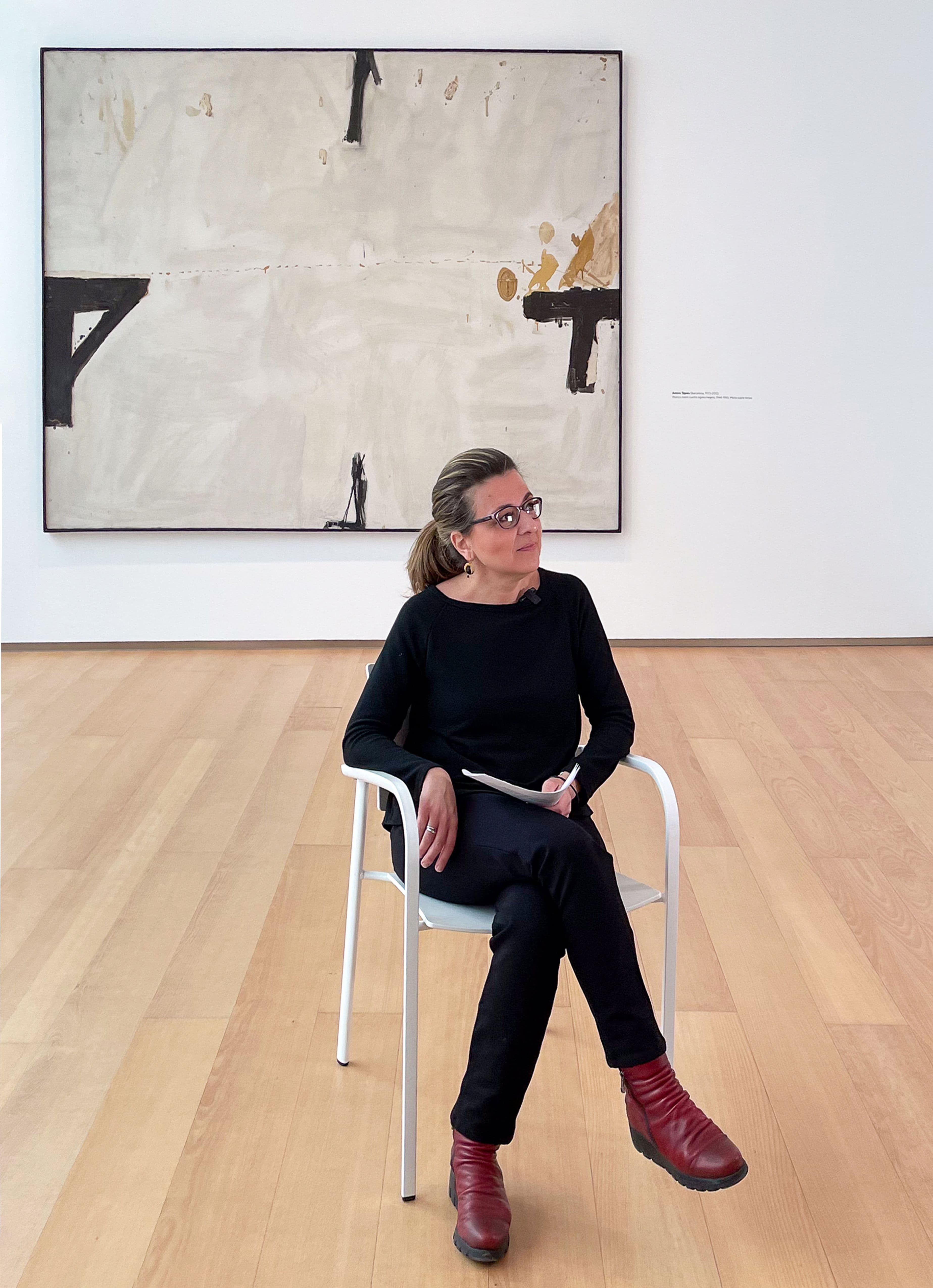 Carmen Velasco delante del Tàpies de la Colección